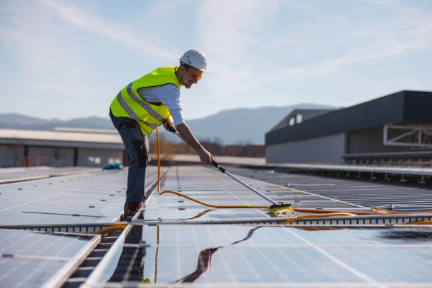istock Young male worker cleaning solar panels 1475997928