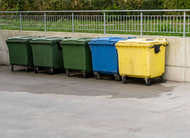 Black, blue, yellow, green garbage recycling bins on street in city. Separate waste, preserve the environment concept. Segregate waste, sorting garbage. Colored trash cans with paper, glass, plastic contenedores de reciclaje de basura negros, azules, amarillos y verdes en la calle de la ciudad. separar los residuos, preservar el concepto de medio ambiente. segregar los residuos, clasificando la basura. botes de basura de colores con papel, vidrio, pl�