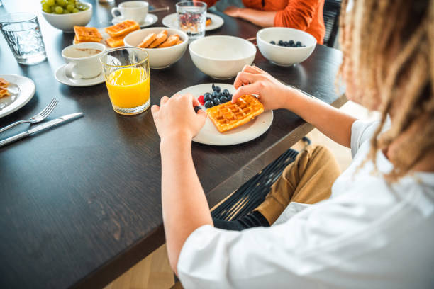 wesoła rodzina mieszana ciesząca się śniadaniem w domowej jadalni - grandmother pie cooking baking zdjęcia i obrazy z banku zdjęć