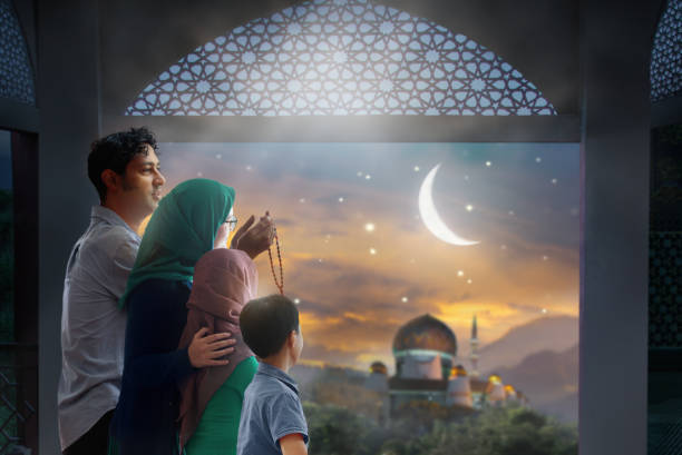 ramadan kareem saluto. famiglia che guarda la moschea. - saudi arabia child ramadan offspring foto e immagini stock