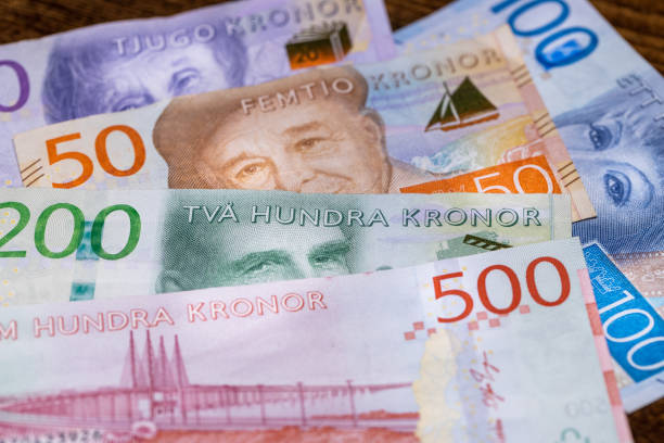 шведские деньги, валюта шведской кроны, финансово-экономическая концепция - swedish coin стоковые фото и изображения