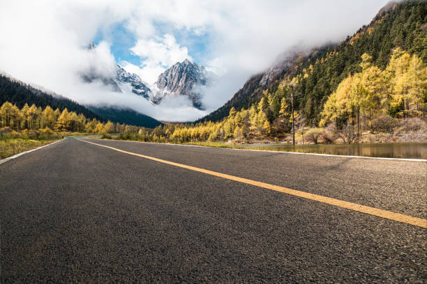 istock Mountain Road in Autumn 1476046793