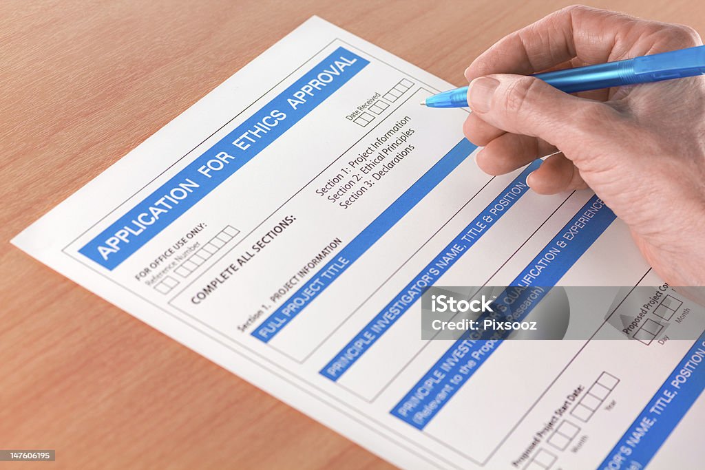 Mão com caneta de escrever em ética aplicação de homologação - Royalty-free Formulário de Candidatura Foto de stock