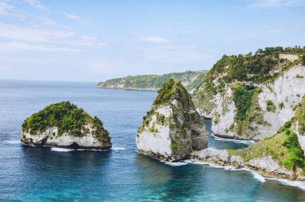 słynna diamond beach na wyspie nusa penida na bali w indonezji - sapphire blue diamond jewel zdjęcia i obrazy z banku zdjęć