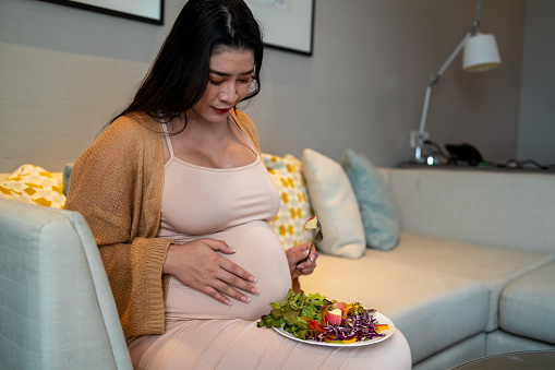 Pregnant women take care of their health by eating healthy foods to nourish the womb.
