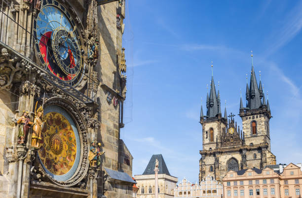 reloj astronómico e iglesia tyn en la plaza de la ciudad vieja de praga - astronomical clock fotografías e imágenes de stock