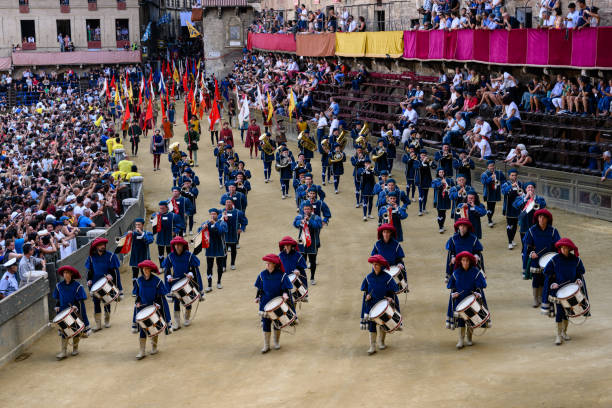 kuvapankkikuvat ja rojaltivapaat kuvat aiheesta muusikot palio di sienan corteo storicossa - palio