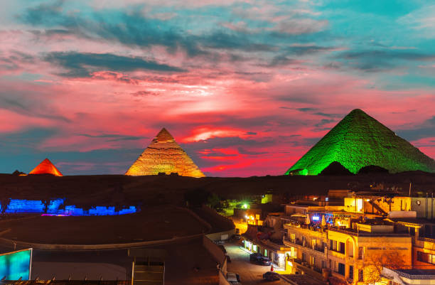 밤에 밝혀진 대피라미드 단지, 기자, 이집트 - sphinx night pyramid cairo 뉴스 사진 이미지