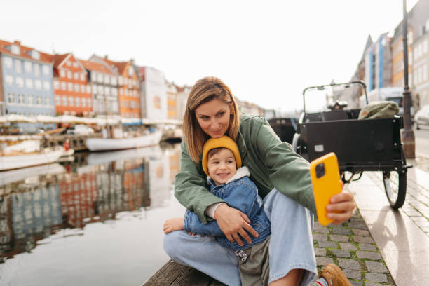 selfie with mom - parents children cargo bike bildbanksfoton och bilder