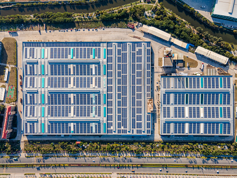 Combination of factories and photovoltaic solar energy