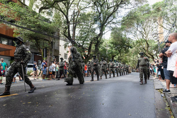 des soldats des forces spéciales de l’armée défilent lors du défilé du jour de l’indépendance brésilienne - air force uniform armed forces military photos et images de collection