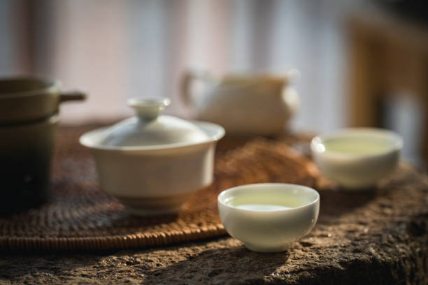 chinesischer tee auf dem teetisch gebraut - chinese tea stock-fotos und bilder