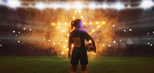 retrato de una joven futbolista con un balón de fútbol de pie con una estrella brillante en la espalda - soccer player fotos fotografías e imágenes de stock