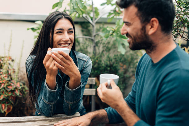 paar trinkt kaffee - freunde entspannen - arbeitspause - treffen mit ungezwungenen leuten - coffee couple italy drinking stock-fotos und bilder