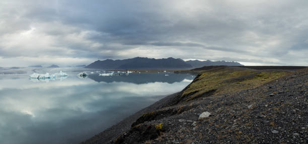 istock Mountains at the edge of Glacier Lagoon 1476200968