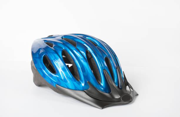 casco de bicicleta azul y negro sobre blanco - casco de ciclista fotografías e imágenes de stock