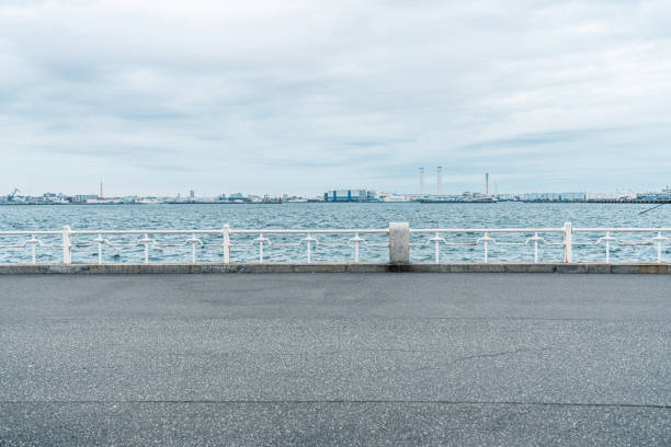 straße an der strandpromenade in yokohama - pier sea storm nature stock-fotos und bilder