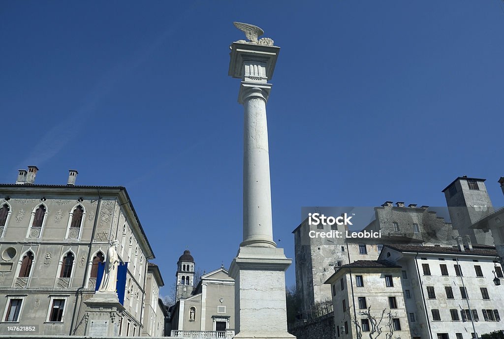 Piazza centrale nella città di hystorical Feltre, Veneto - Foto stock royalty-free di Bandiera