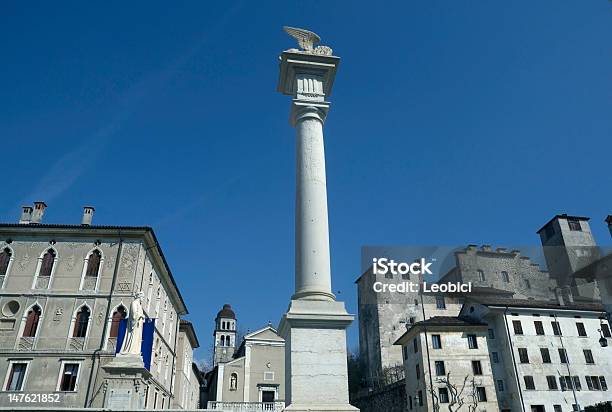 Piazza Centrale Nella Città Di Hystorical Feltre Veneto - Fotografie stock e altre immagini di Bandiera