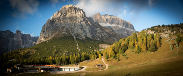 пассо pordoi в доломитовых альпах (альпы, италия - sella pass стоковые фото и изображения