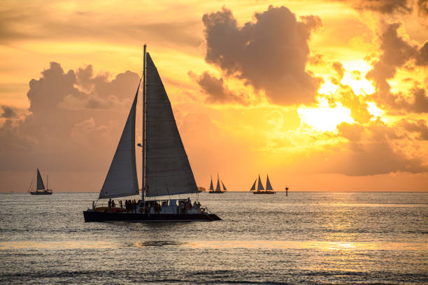 voiliers au coucher du soleil - sailboat sunset sailing nautical vessel photos et images de collection