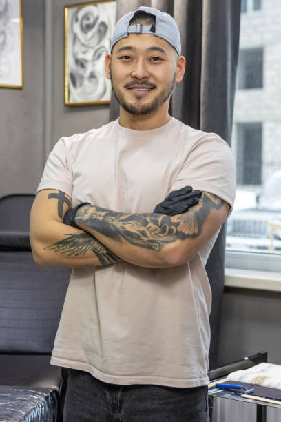 istock Asian young man standing in the tattoo salon 1476245516