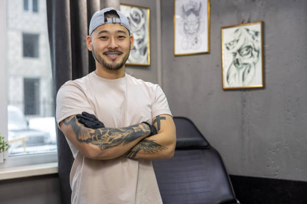 istock Asian young man standing in the tattoo salon 1476245590