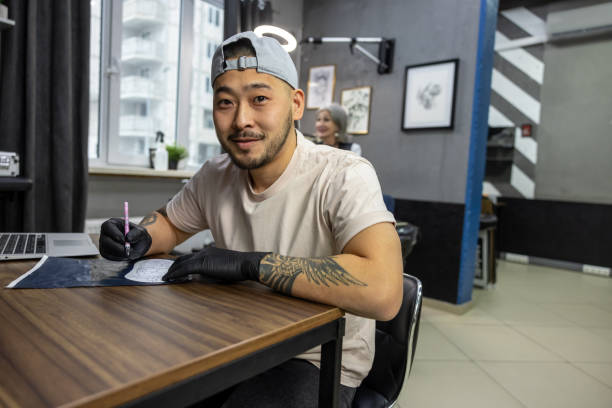 istock Tattoo master working with skretch in tattoo salon 1476245642