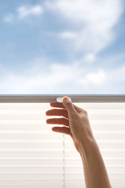 primer plano de la mano cerrar plisado ciego celosía - blinds showcase interior home decorating window fotografías e imágenes de stock