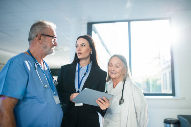 istock Young pharmaceutic seller explaining something to doctors in hospital. 1476261342