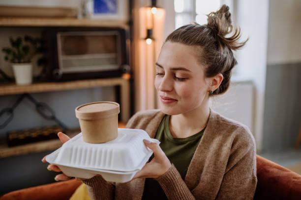 istock Young woman ordered lunch from the restaurant. 1476265566
