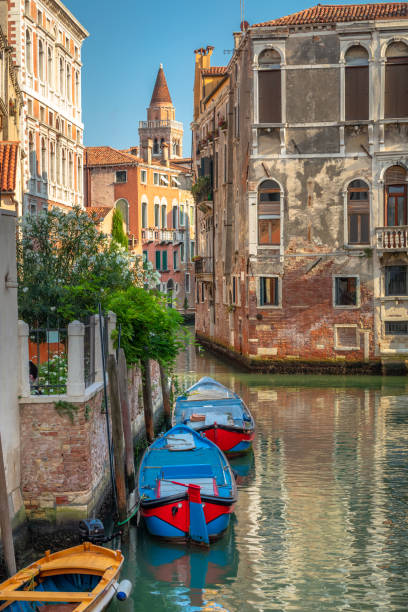 tranquilla scena del canale veneziano con riflesso, gondola e ponte, venezia all'alba, italia - photography urban scene venice italy veneto foto e immagini stock