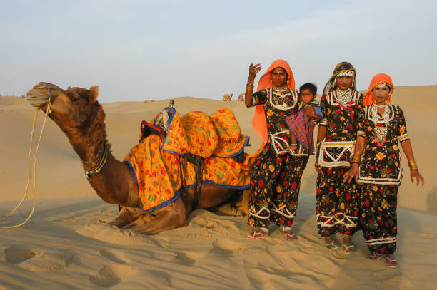 des femmes à côté d’un chameau dans le désert du thar, en inde - thar desert photos et images de collection