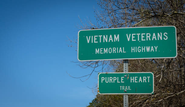 panneau routier commémoratif des anciens combattants du vietnam - medal military purple heart medal award photos et images de collection
