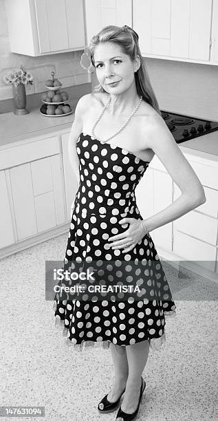 Mulher Bonita Na Cozinha - Fotografias de stock e mais imagens de 1950-1959 - 1950-1959, 1960-1969, Adulto