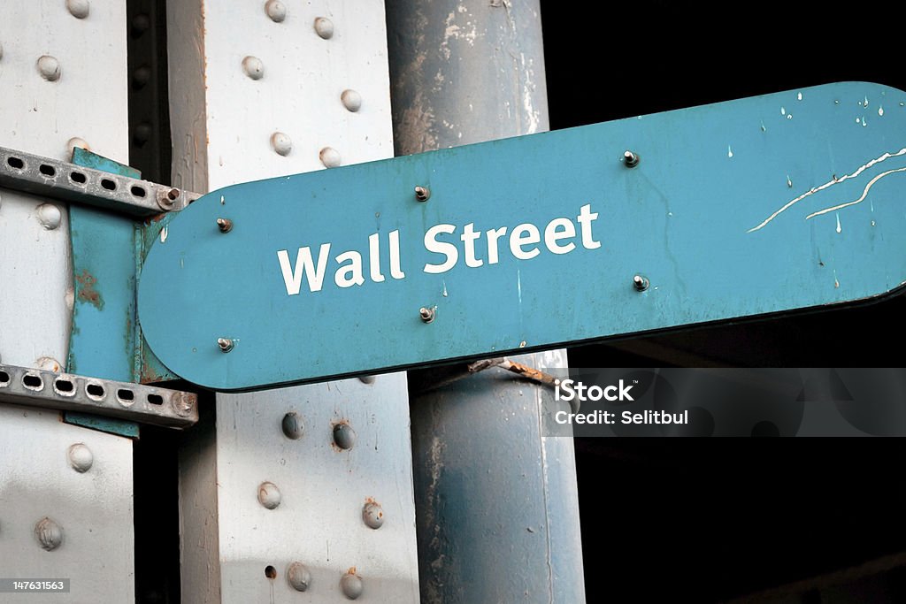 direction Wall Street signe à New York, États-Unis - Photo de Haut-lieu touristique international libre de droits