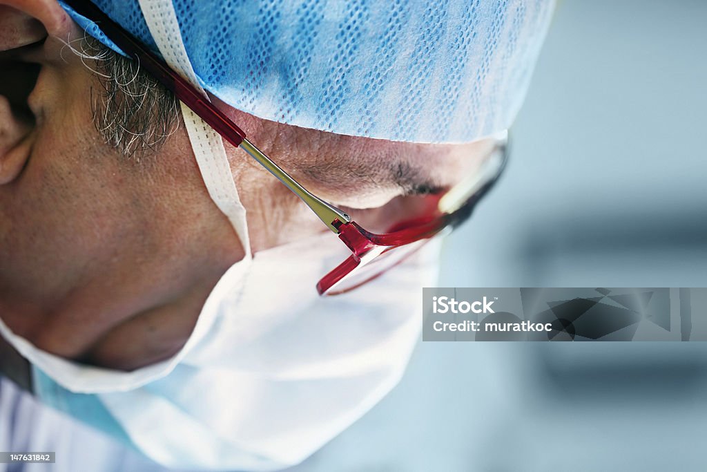 Cirujano en máscara - Foto de stock de Cirujano libre de derechos
