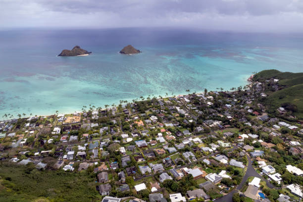 lanikai beach real estate - hawaii islands tropical climate mountain residential structure imagens e fotografias de stock