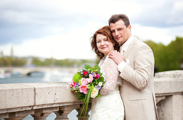 szczęśliwy właśnie żonaty para na zewnątrz - honeymoon wedding paris france bride zdjęcia i obrazy z banku zdjęć