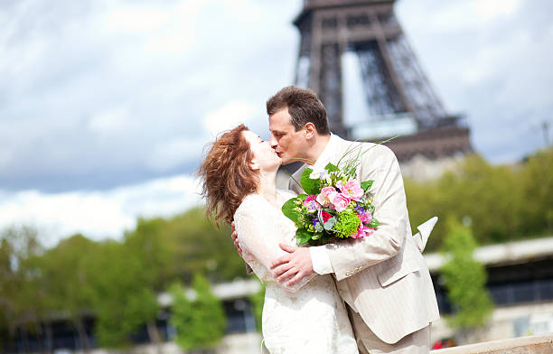 ślub w paryżu - honeymoon wedding paris france bride zdjęcia i obrazy z banku zdjęć