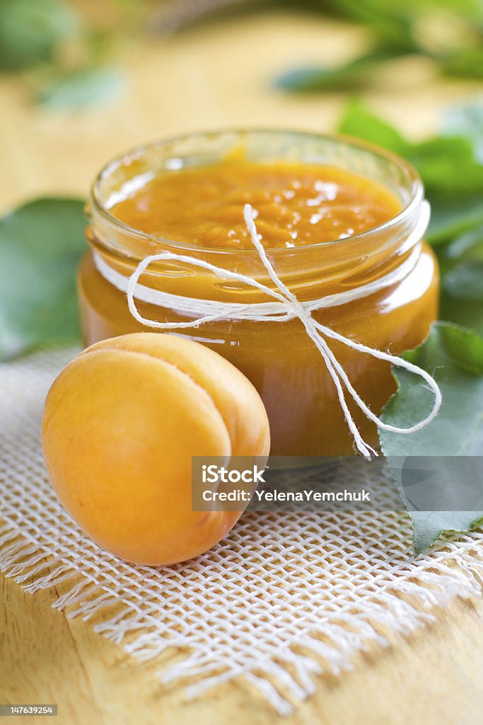 Mermelada de albaricoque en el recipiente y frutas frescas - Foto de stock de Albaricoque libre de derechos