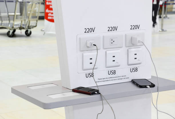 여행자를 위한 공항의 무료 배터리 충전소 - mobile phone charging power plug adapter 뉴스 사진 이미지