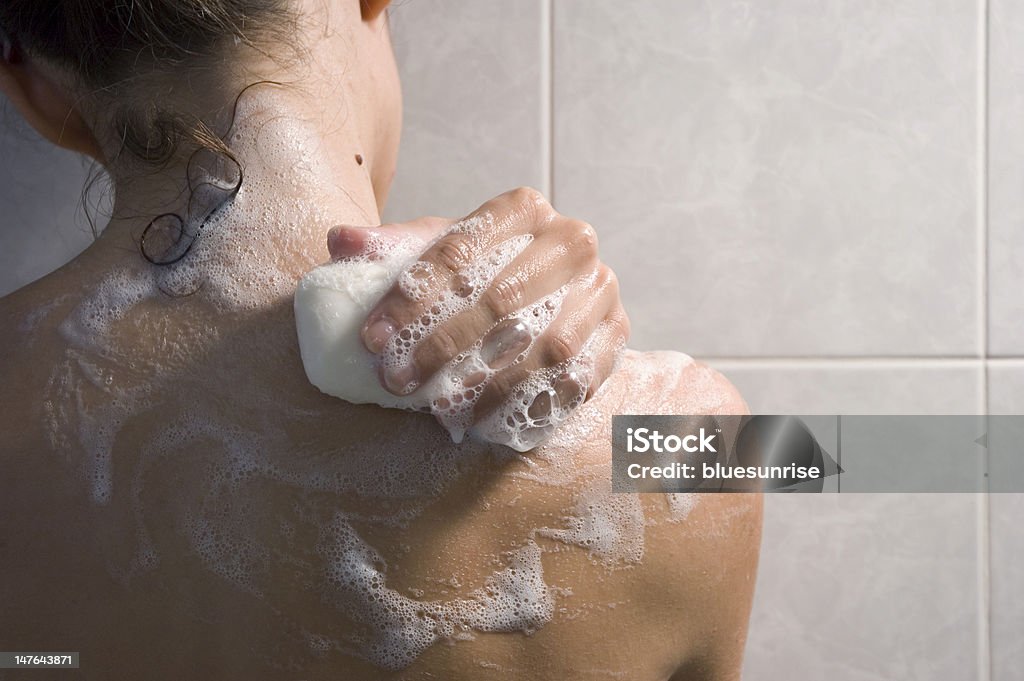 Ragazza che fa la doccia - Photo de Douche libre de droits