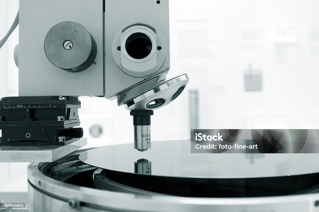 Microscópio e silikon wafer - Foto de stock de Semicondutor royalty-free