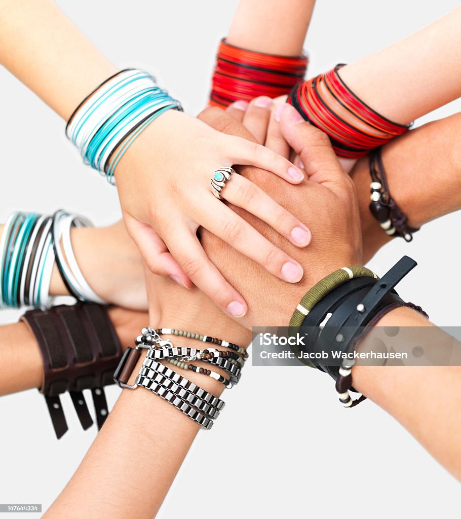 Mani di adolescenti maschi e femmine con unità - Foto stock royalty-free di Accordo d'intesa