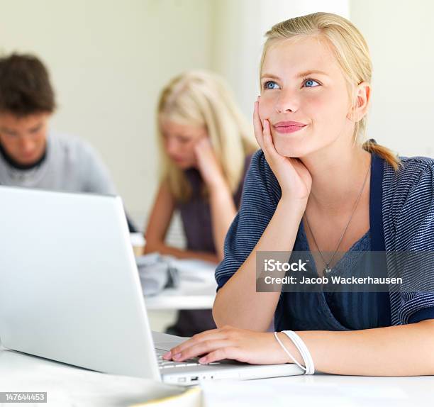 Teenager Mädchen Tagträumen Mit Laptop Mit Freunden Im Hintergrund Stockfoto und mehr Bilder von Akademisches Lernen