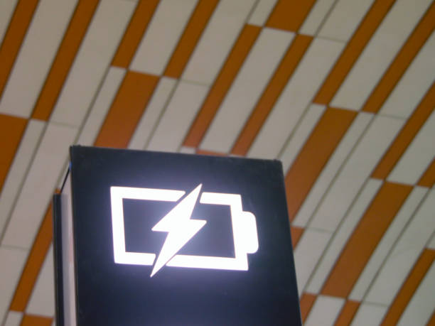 доска объявлений о заряде аккумулятора - lightbox airport airplane sign стоковые фото и изображения