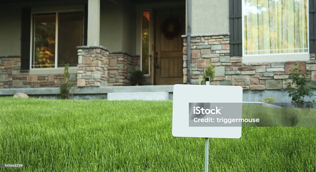 Haus mit yard-Schild auf der Vorderseite - Lizenzfrei Hausgarten Stock-Foto