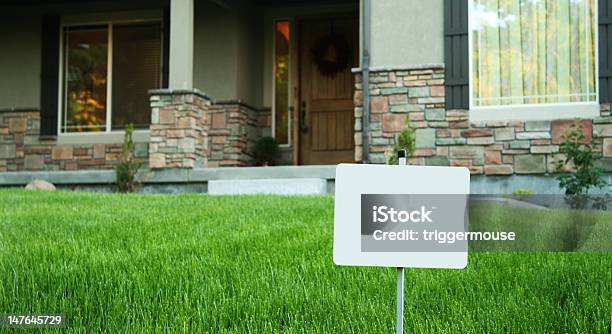 Haus Mit Yardschild Auf Der Vorderseite Stockfoto und mehr Bilder von Hausgarten - Hausgarten, Schild, Wohnhaus