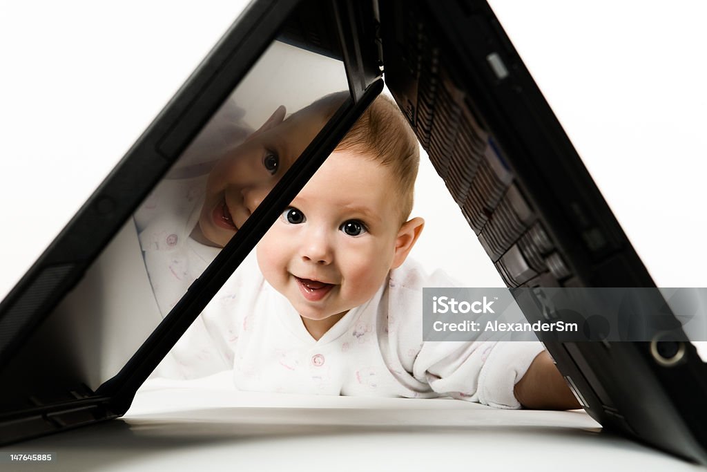 Piccolo bambino con computer portatile. - Foto stock royalty-free di Bambino piccolo